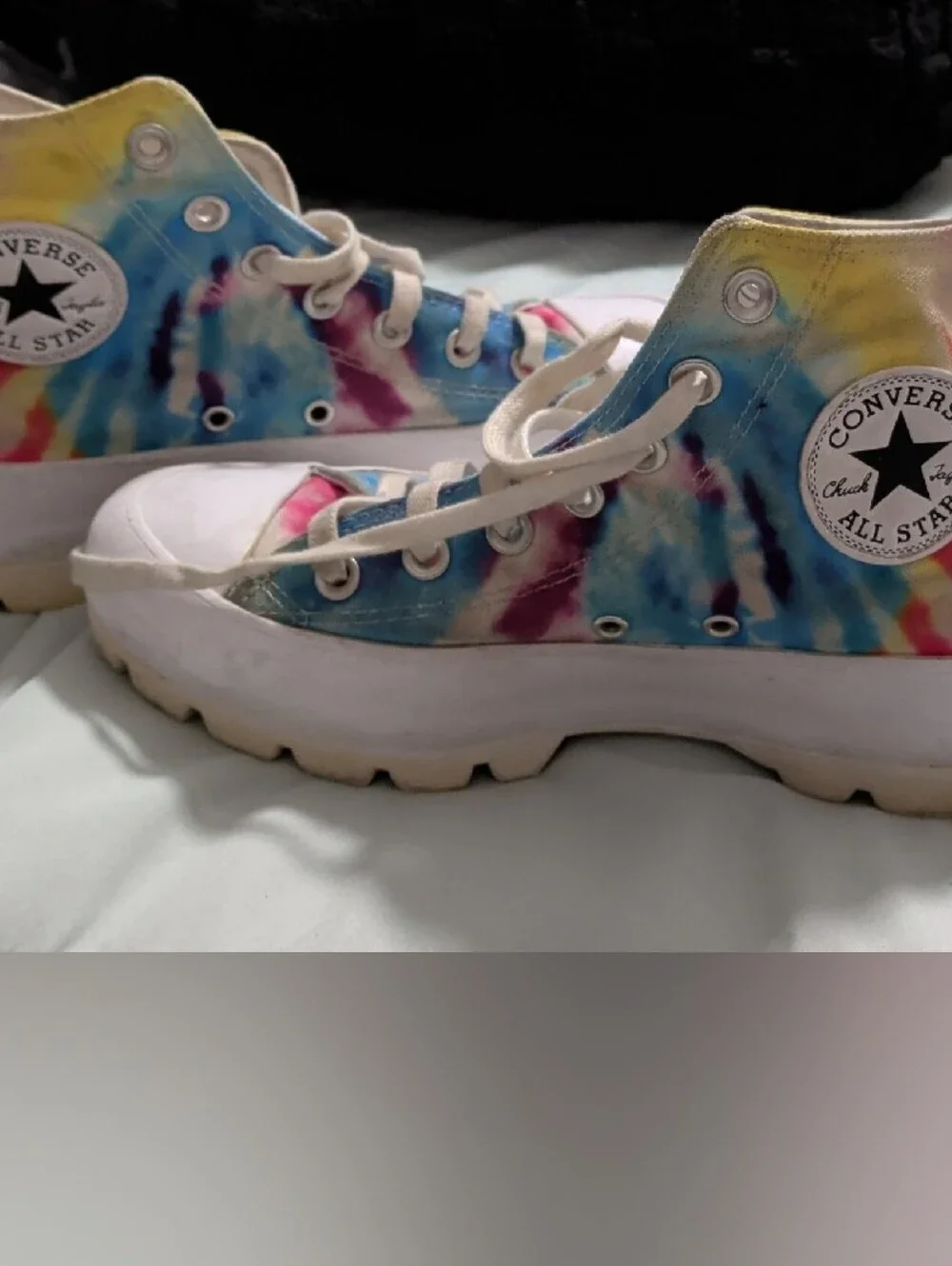 Converse colorful tie